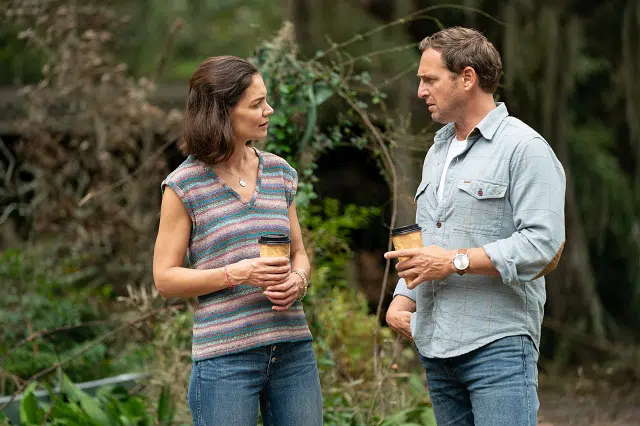  Katie Holmes e Josh Lucas conversando em cena do filme O Segredo: Ouse sonhar